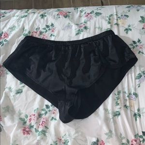 Black velvet Fashion nova booty shorts // XL